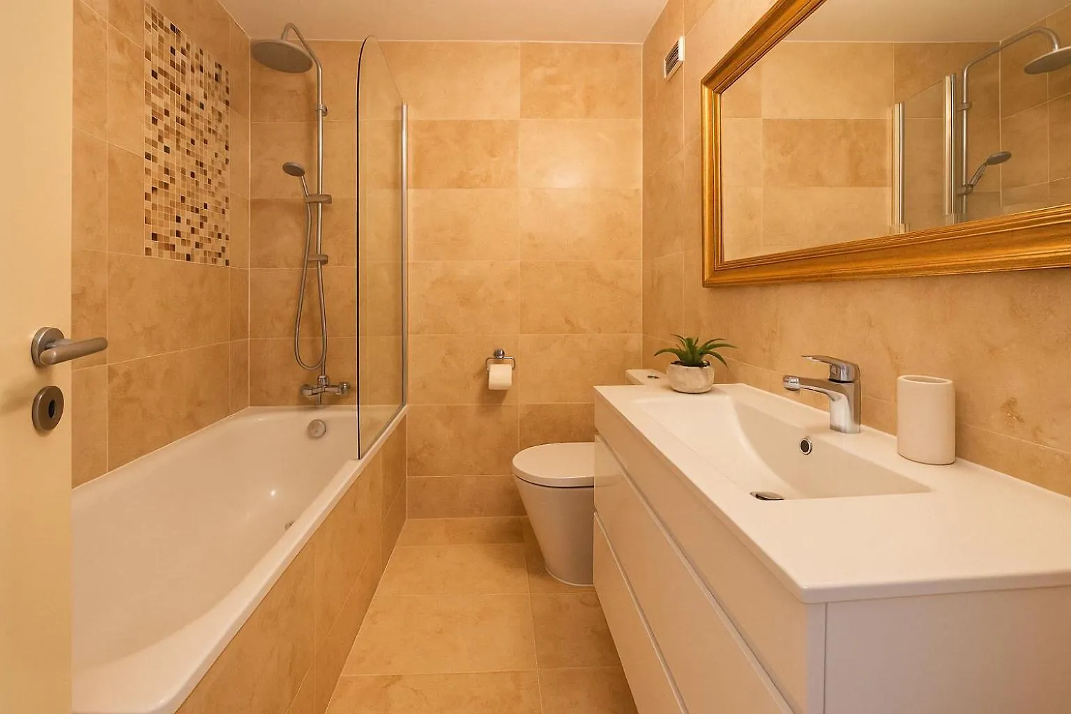 Well-Located City Apartment In Barbican London